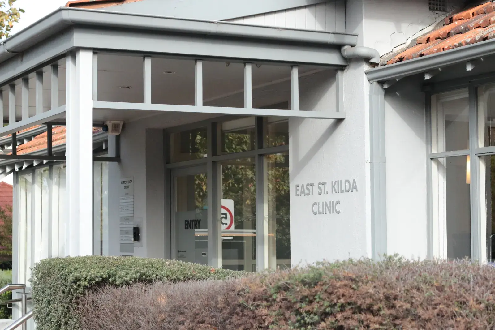 Image of the clinic exterior on the corner